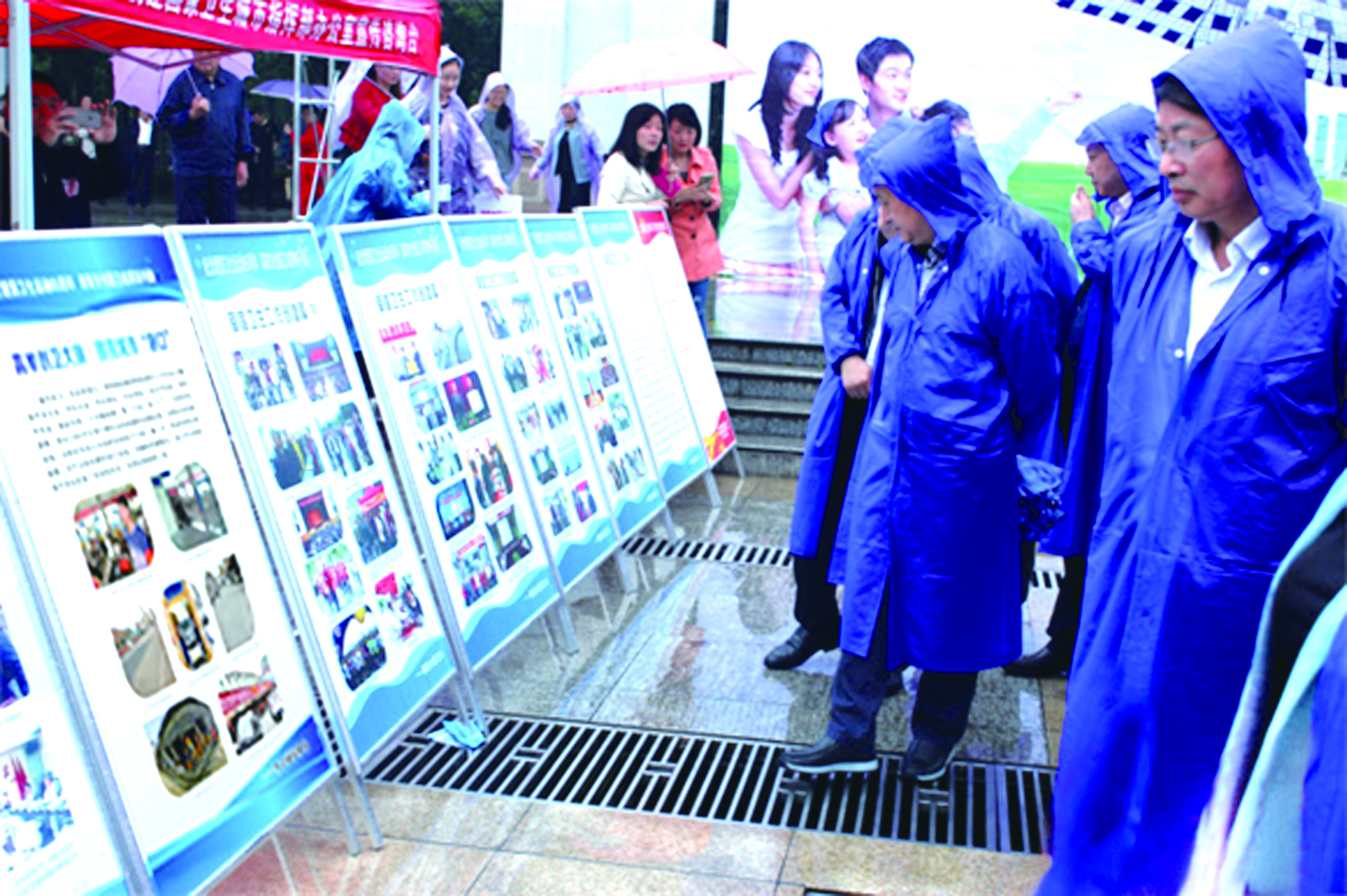 圖為市民冒雨在觀看我司圖文并茂創(chuàng)衛(wèi)成果展板。