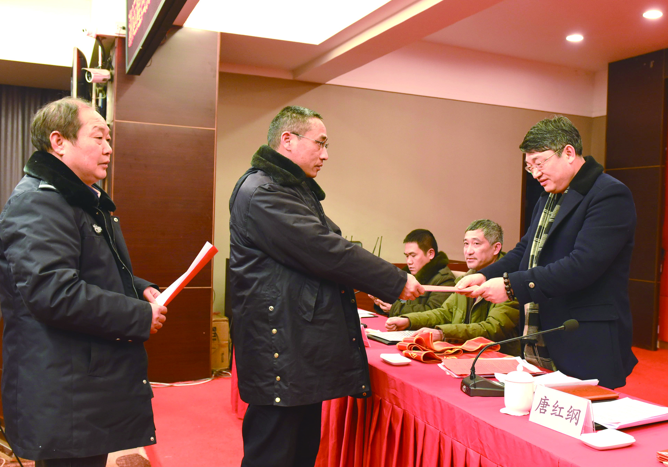 1月30日，隆回分公司召開2017年工作總結(jié)表彰大會(huì)暨2018年春運(yùn)工作動(dòng)員大會(huì)。