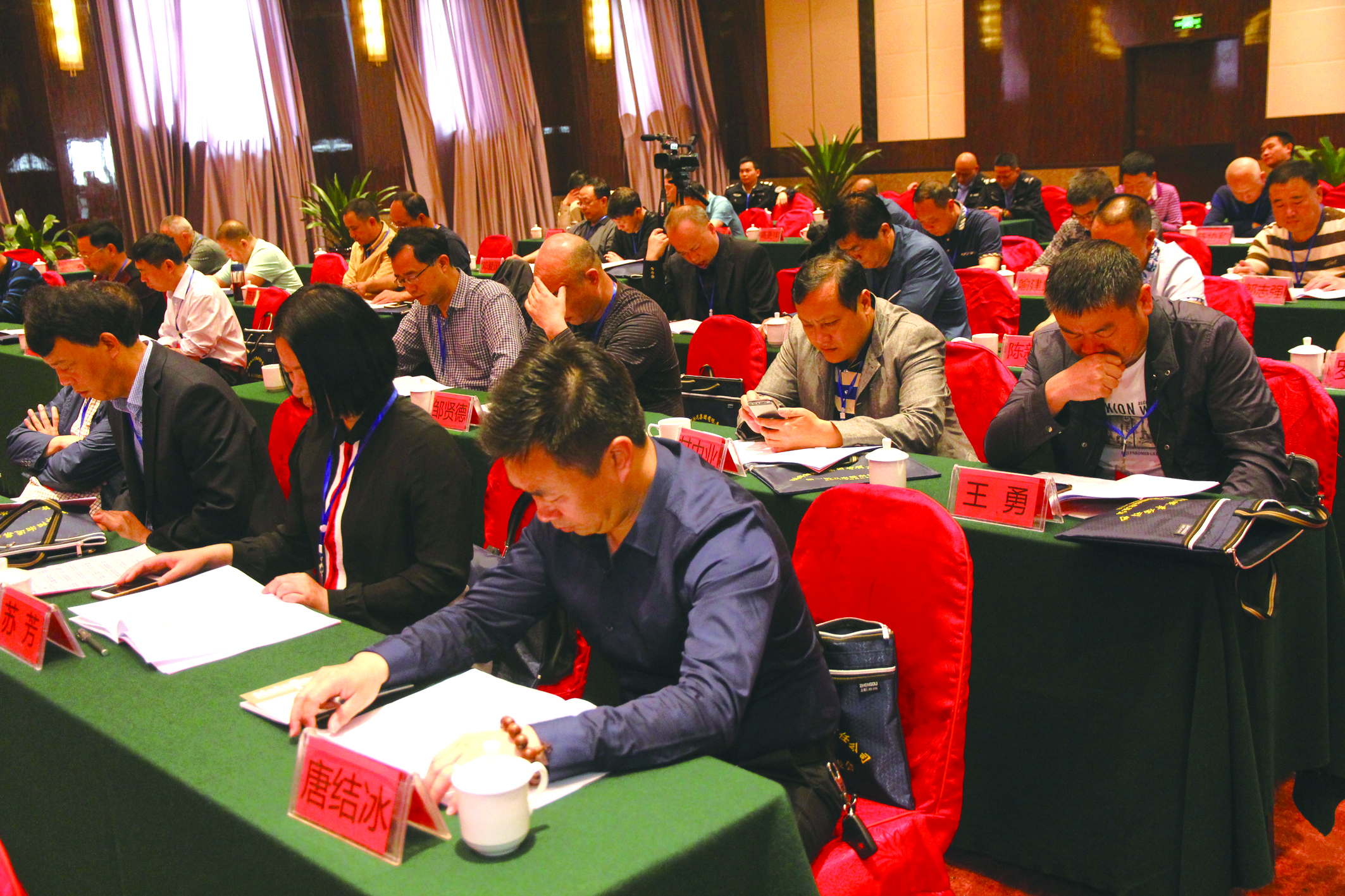 圖為第一屆五次股東代表在認(rèn)真聽取工作報(bào)告。