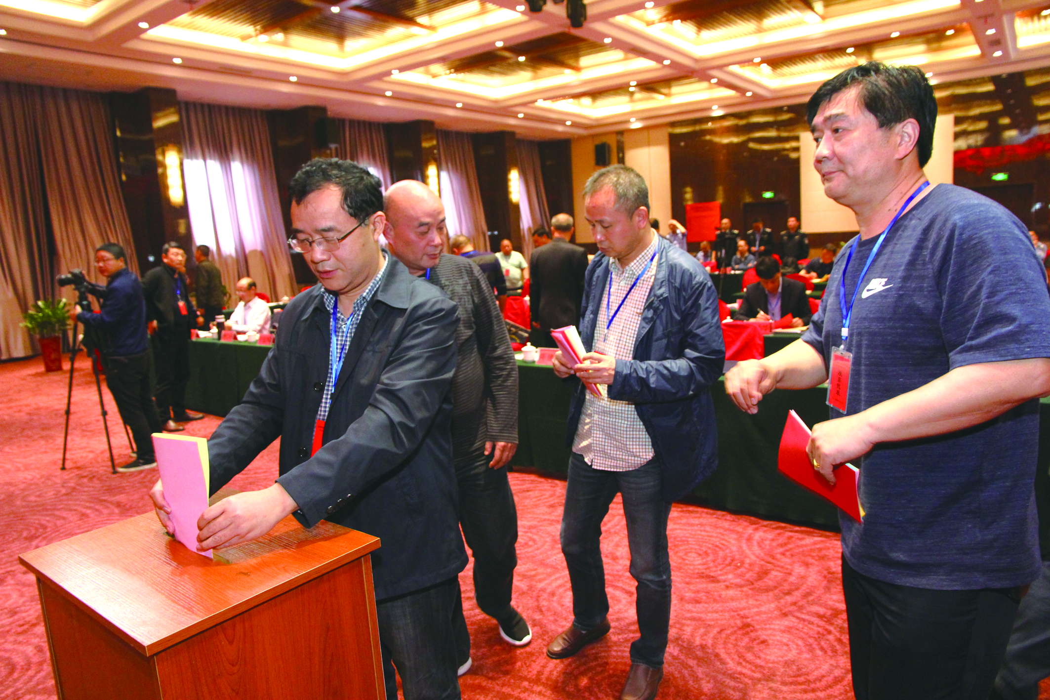 圖為第一屆五次股東代表在投票選舉。