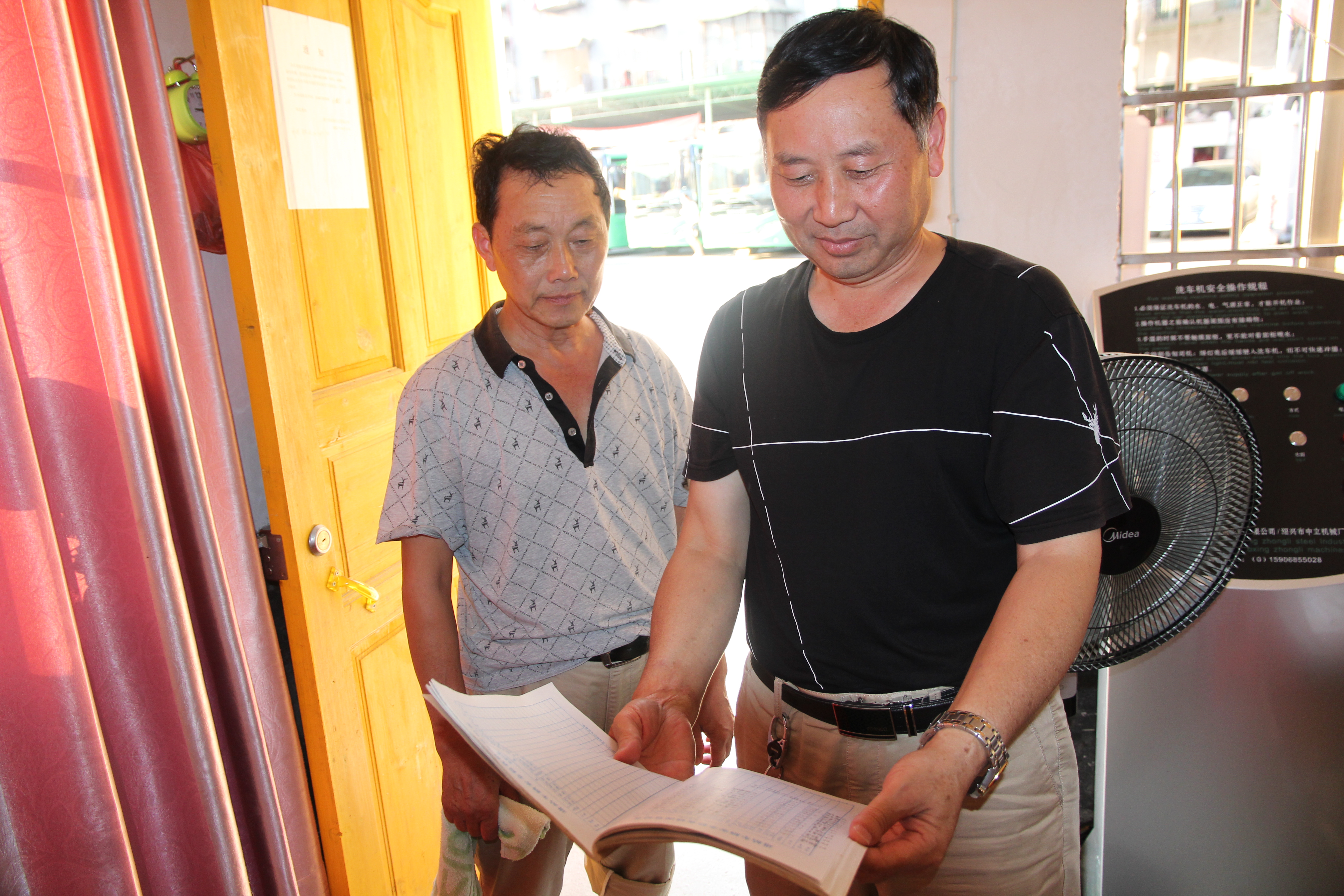 干工作就要盡力干好 ——記集團(tuán)公司優(yōu)秀黨員、綏寧綠洲公汽公司經(jīng)理李茂良 祖   冠