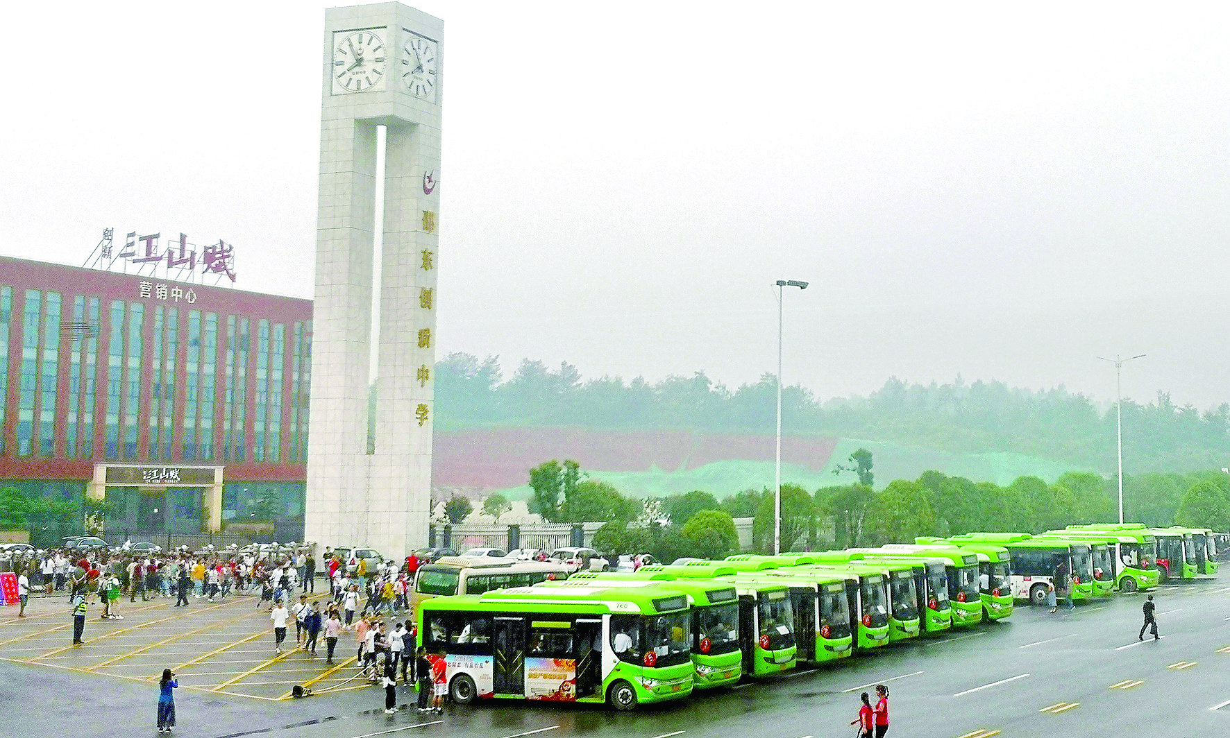 愛(ài)心送考 多方給力 邵東公汽 （尹向連報(bào)道） 為認(rèn)真貫徹落實(shí)邵東縣高考交通運(yùn)輸保障工作會(huì)議精神，確保2019年高考接送工作安全、平穩(wěn)、萬(wàn)無(wú)一失，邵東公汽公司領(lǐng)導(dǎo)未雨綢繆，提前要求車隊(duì)做好應(yīng)急預(yù)案。高考前夕，該公司對(duì)全部運(yùn)營(yíng)車輛進(jìn)行安全檢查；對(duì)駕駛員進(jìn)行培訓(xùn)教育，加強(qiáng)了路檢路查，加大了對(duì)“三品”的檢查力度；要求所有的駕駛員“無(wú)聲”駕駛，特別是在靠近考點(diǎn)位置，嚴(yán)禁公交車?guó)Q笛，并調(diào)低了報(bào)站聲音，在調(diào)度中心后臺(tái)，循環(huán)發(fā)送降噪提醒，為考生營(yíng)造一個(gè)安靜的考試環(huán)境。 同時(shí)，該公司就運(yùn)力安排、車輛安全、優(yōu)質(zhì)服務(wù)、照顧考生等方面做了全面部署，并協(xié)調(diào)交警就送考車輛行駛線路做了具體規(guī)劃。另規(guī)定高考期間，憑準(zhǔn)考證的考生與陪考家長(zhǎng)可以一起免費(fèi)乘坐公交車。 據(jù)悉，本次共派出近100輛新能源純電動(dòng)公交車為5000多名莘莘學(xué)子提供接送服務(wù)，贏得了服務(wù)學(xué)校領(lǐng)導(dǎo)及家長(zhǎng)的點(diǎn)贊。