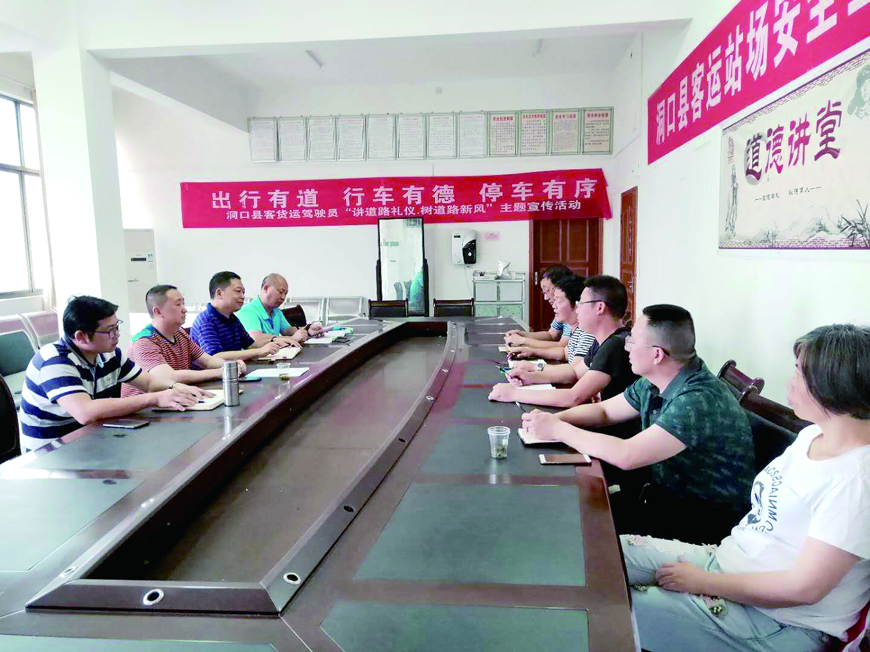 6月12日至13日，集團(tuán)公司董事、副總經(jīng)理唐新宇率辦公室、房產(chǎn)基建、企管部門負(fù)責(zé)人深入分公司就門面合同等事項(xiàng)進(jìn)行核查和清理，并對(duì)門面經(jīng)營狀況調(diào)研。據(jù)悉，兩天時(shí)間核對(duì)門面合同144份。 ? 為切實(shí)加強(qiáng)企業(yè)內(nèi)部管理，集團(tuán)公司決定對(duì)全司門面管理開展清理，成立集團(tuán)公司門面清理領(lǐng)導(dǎo)小組以抓好此項(xiàng)工作。圖為唐新宇（左二）在洞口客運(yùn)分公司部署相關(guān)工作。 祖冠 攝影報(bào)道