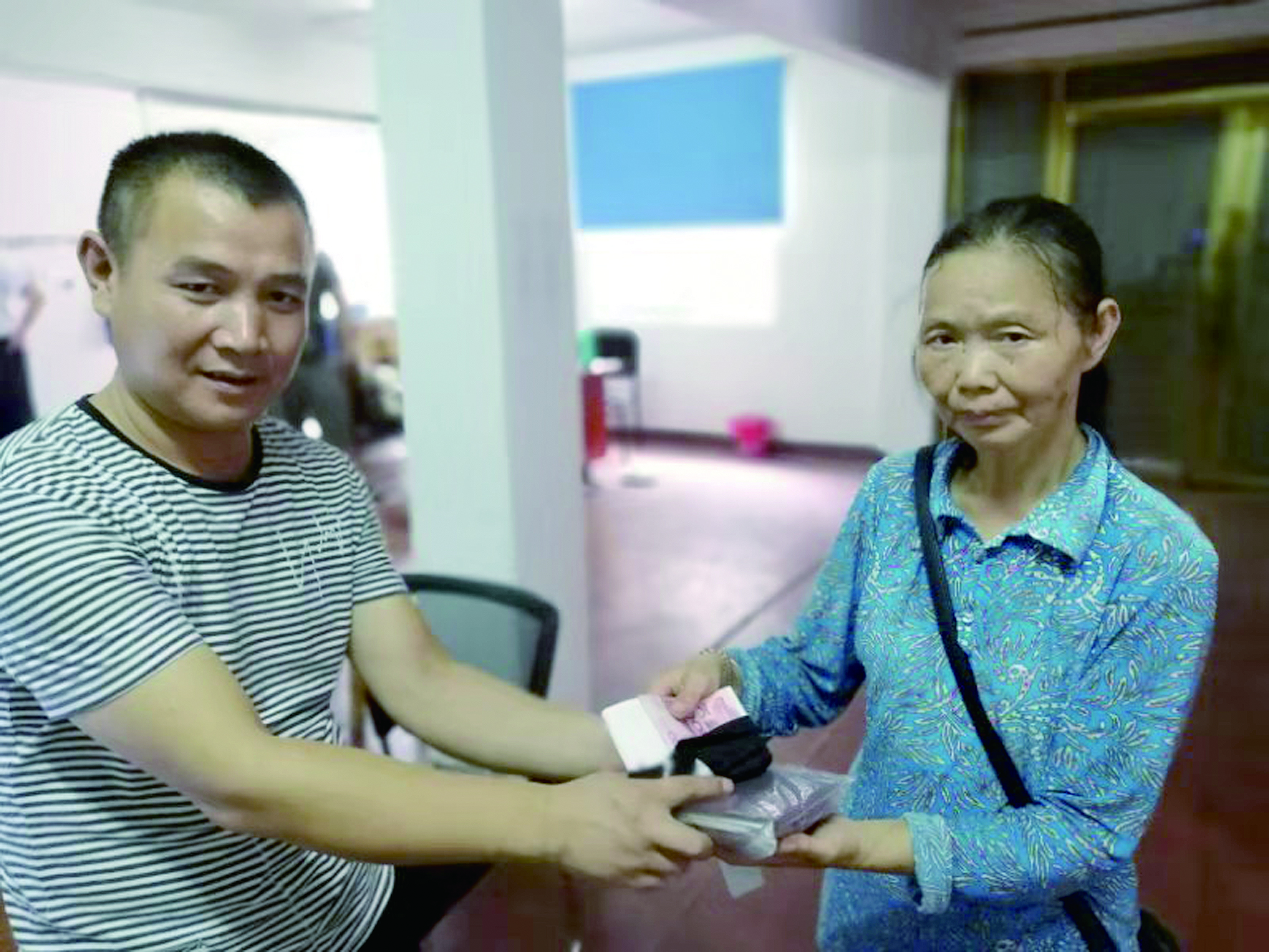 點贊！6500元現(xiàn)金完璧歸趙 （王智春 李高雄報道）